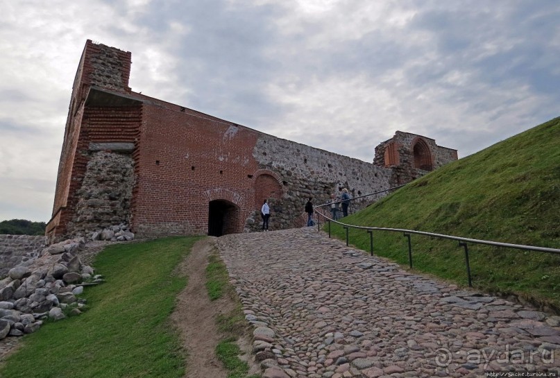 Над городом Вильнюс стоит одиноко на холма вершине она