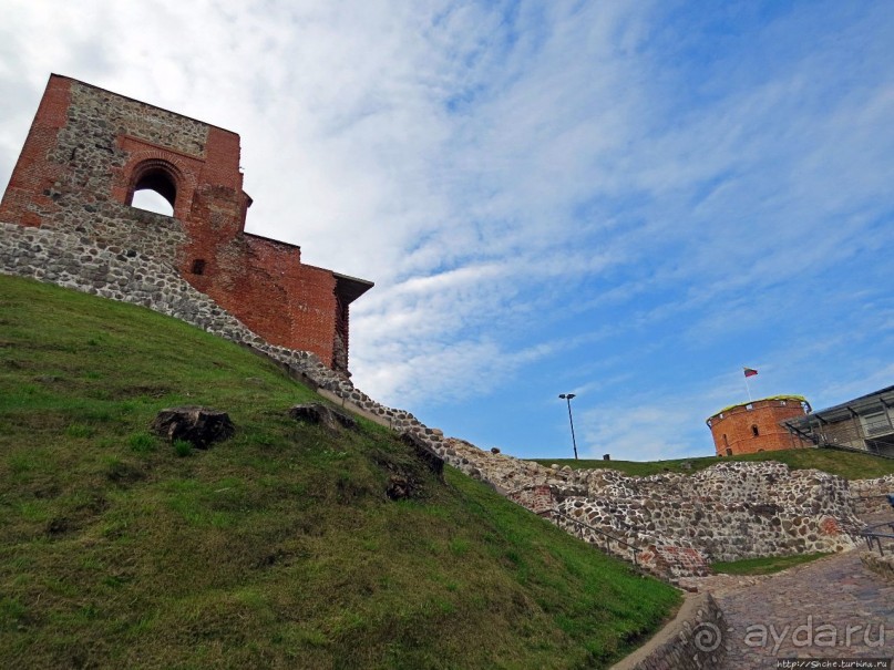 Над городом Вильнюс стоит одиноко на холма вершине она