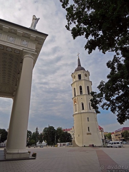 Над городом Вильнюс стоит одиноко на холма вершине она