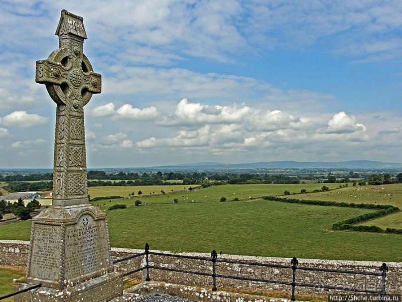 Кельтские кресты в замке Rock of Cashel