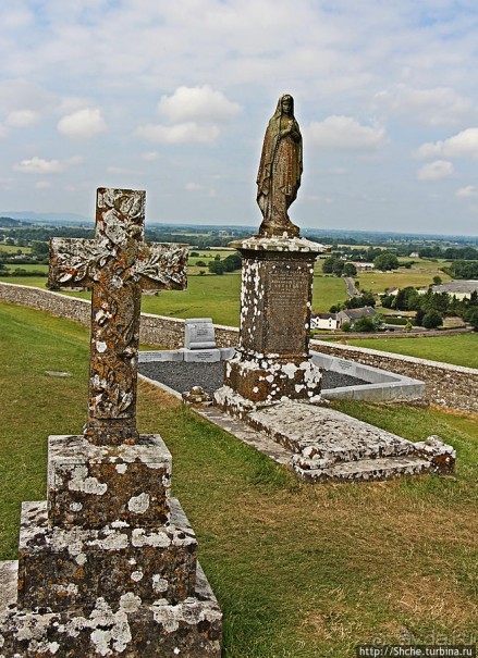 Кельтские кресты в замке Rock of Cashel
