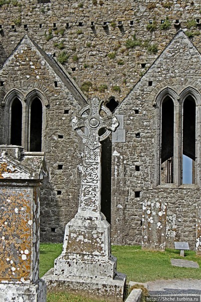 Кельтские кресты в замке Rock of Cashel