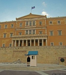 Альбом отзыва "Смена караула эвзонов у здания национального парламента"