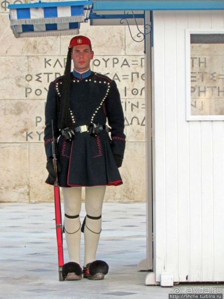 Смена караула эвзонов у здания национального парламента