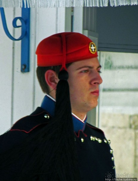 Смена караула эвзонов у здания национального парламента