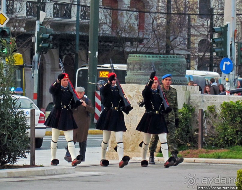 Смена караула эвзонов у здания национального парламента