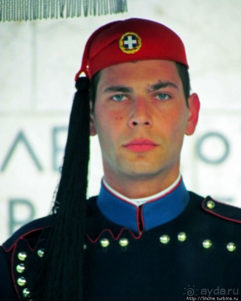 Смена караула эвзонов у здания национального парламента