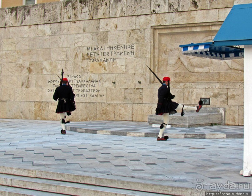 Смена караула эвзонов у здания национального парламента