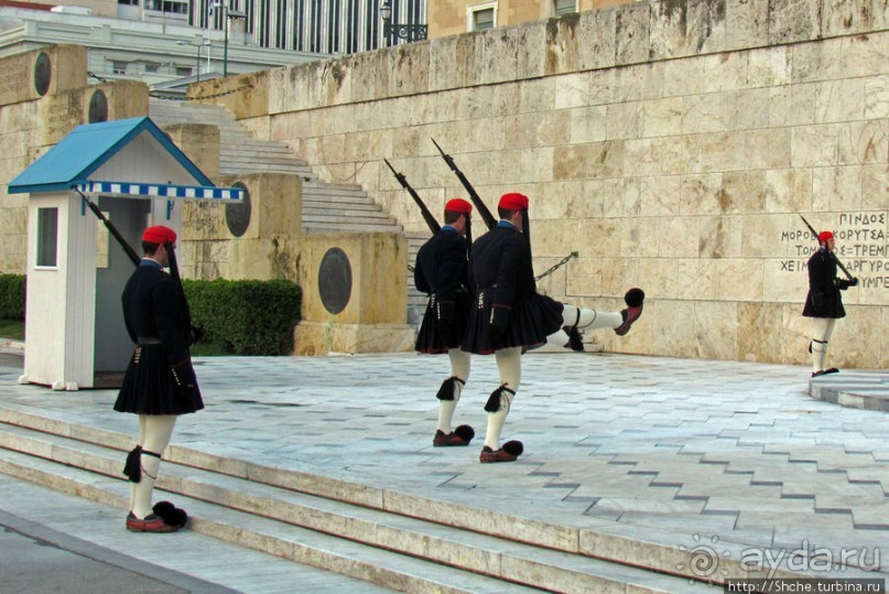 Смена караула эвзонов у здания национального парламента