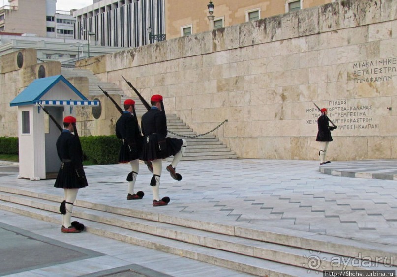 Смена караула эвзонов у здания национального парламента