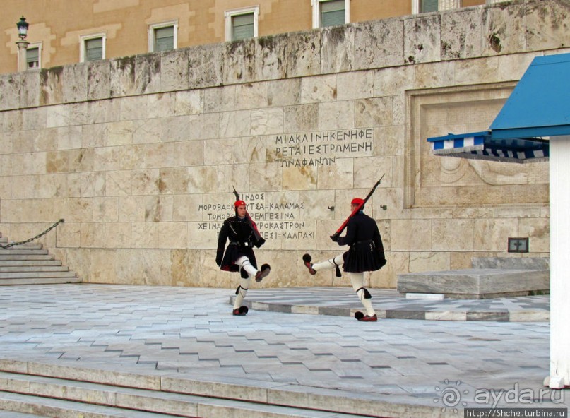 Смена караула эвзонов у здания национального парламента