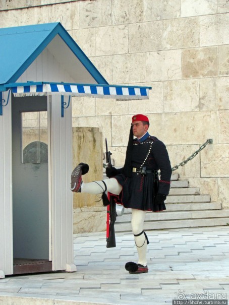 Смена караула эвзонов у здания национального парламента