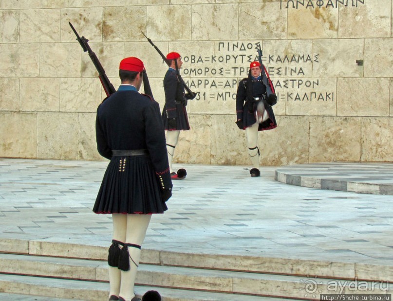 Смена караула эвзонов у здания национального парламента