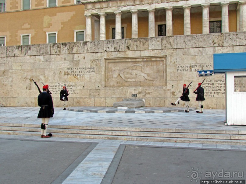 Смена караула эвзонов у здания национального парламента
