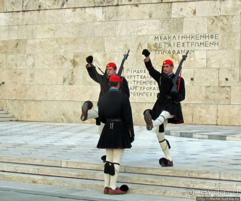 Смена караула эвзонов у здания национального парламента