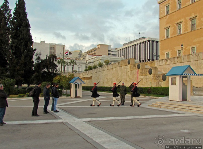Смена караула эвзонов у здания национального парламента