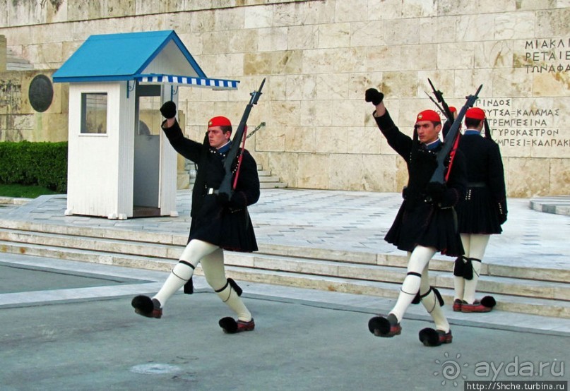 Смена караула эвзонов у здания национального парламента