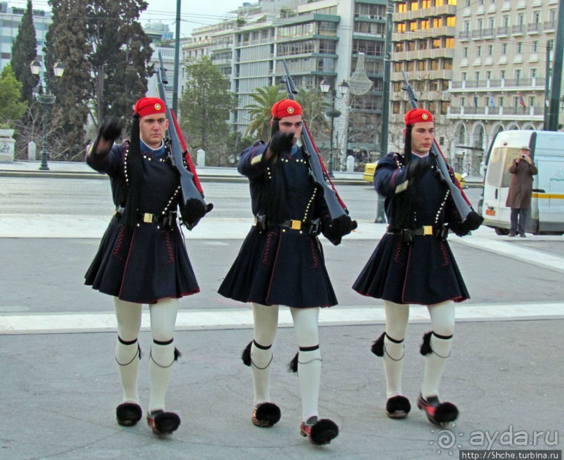 Смена караула эвзонов у здания национального парламента