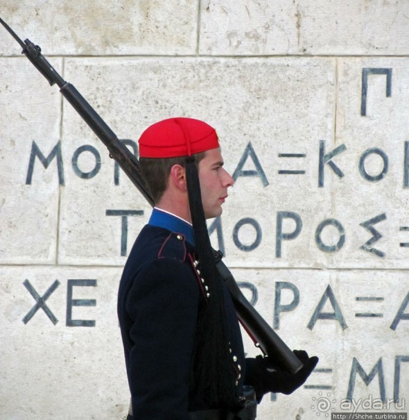 Смена караула эвзонов у здания национального парламента