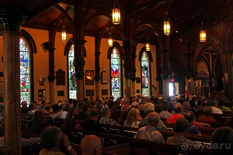 Фольклорный фестиваль в стенах англиканской церкви Канады