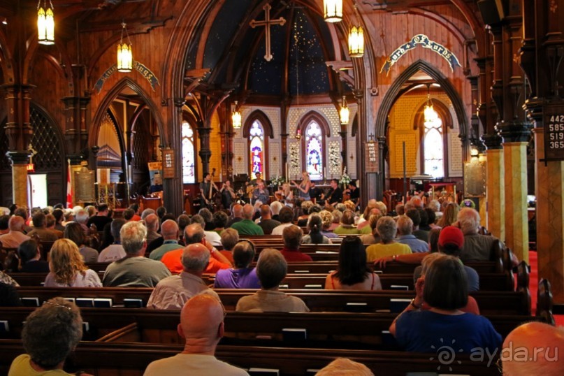 Фольклорный фестиваль в стенах англиканской церкви Канады