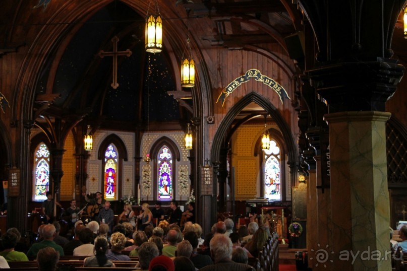 Альбом отзыва "Фольклорный фестиваль в стенах англиканской церкви Канады"