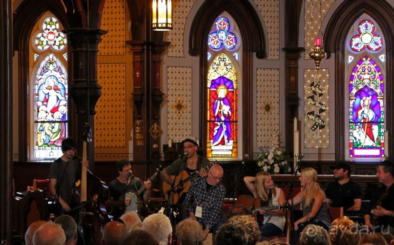 Фольклорный фестиваль в стенах англиканской церкви Канады