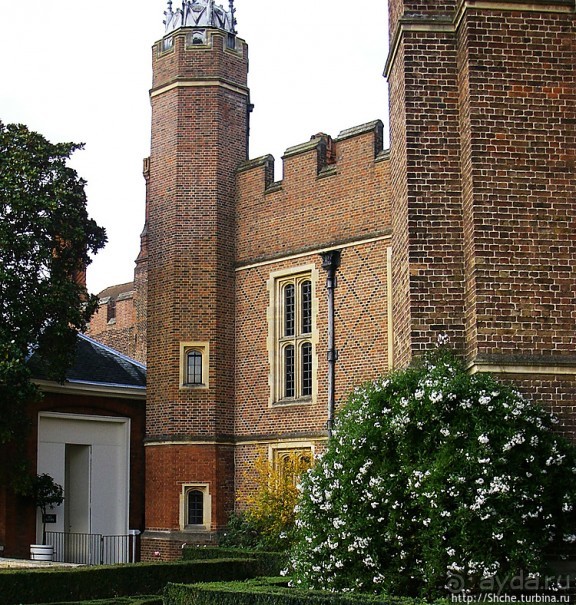 Дворец Хэмптон Корт — любимая загородная резиденция королей