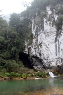 Полые скалы Вьетнама: Hang Kim — 2 км пролазов и заплывов