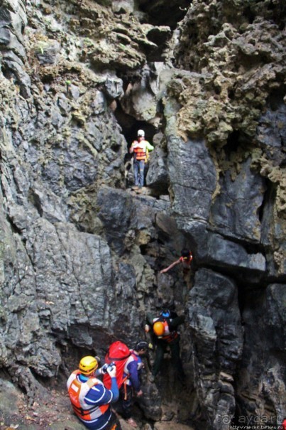 Полые скалы Вьетнама: Hang Kim — 2 км пролазов и заплывов