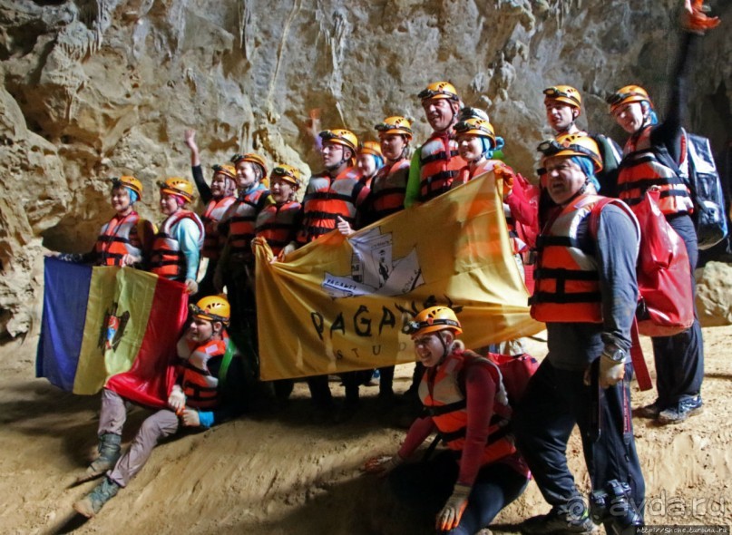 Полые скалы Вьетнама: Hang Kim — 2 км пролазов и заплывов