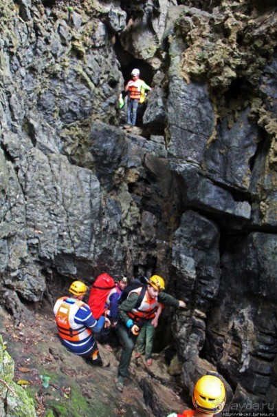Полые скалы Вьетнама: Hang Kim — 2 км пролазов и заплывов