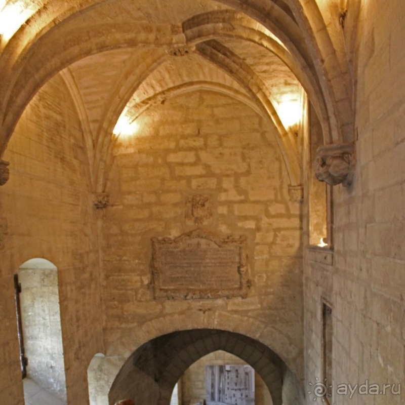 Альбом истории "Дом для "плененных" пап"