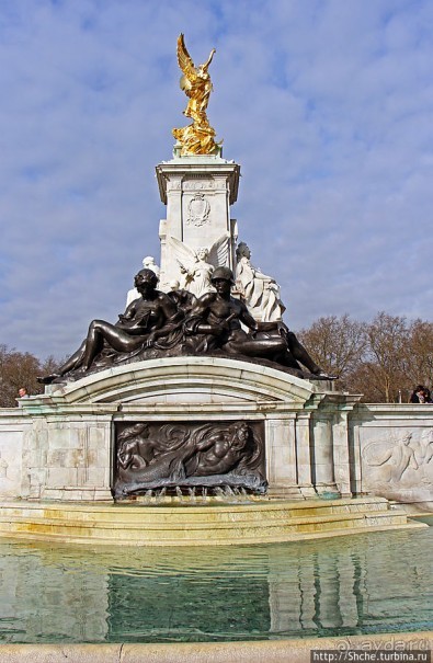 Мемориал королевы Виктории перед Букингемским дворцом