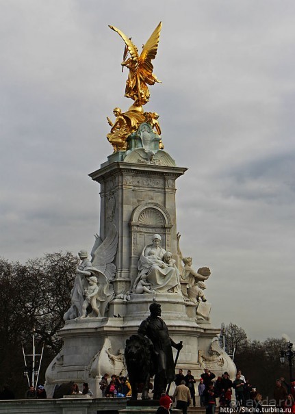 Мемориал королевы Виктории перед Букингемским дворцом