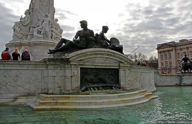 Мемориал королевы Виктории перед Букингемским дворцом