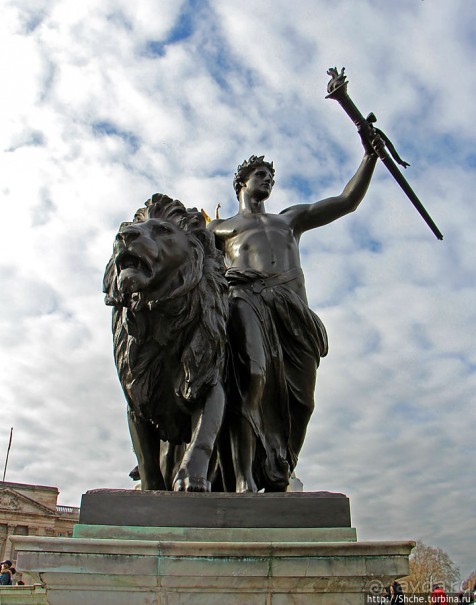 Мемориал королевы Виктории перед Букингемским дворцом