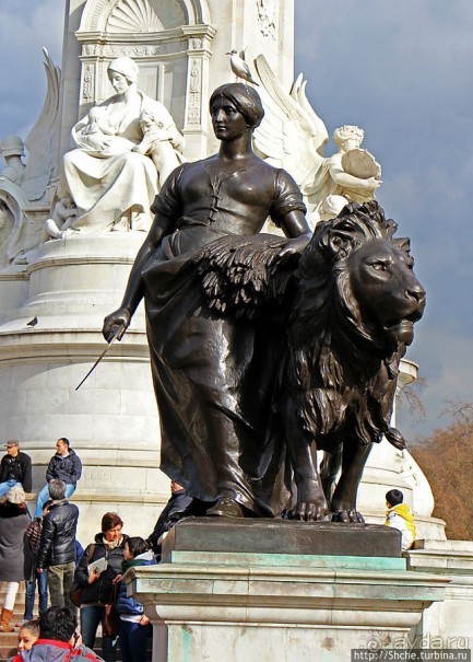 Мемориал королевы Виктории перед Букингемским дворцом