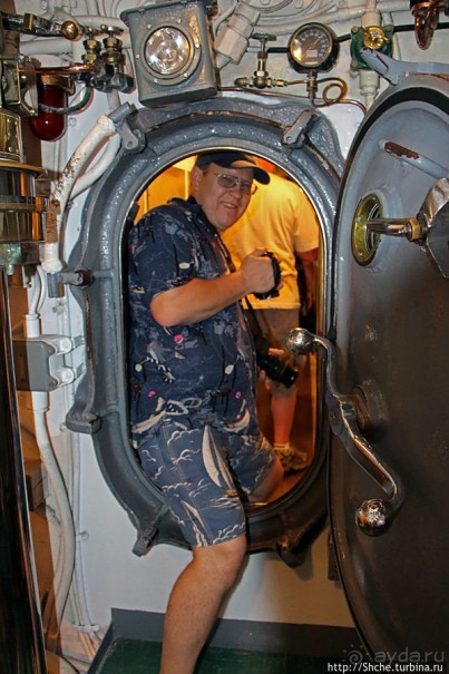 Осмотр подводной лодки USS Bowfin (SS-287) в Перл-Харбор