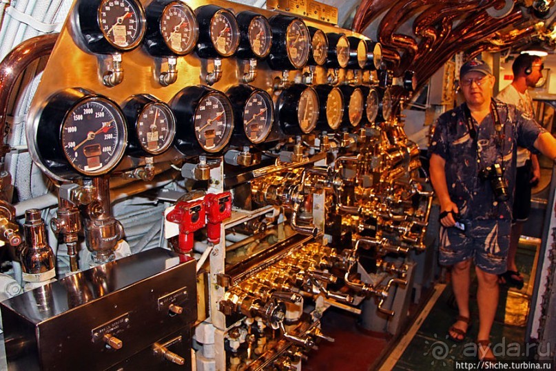 Осмотр подводной лодки USS Bowfin (SS-287) в Перл-Харбор