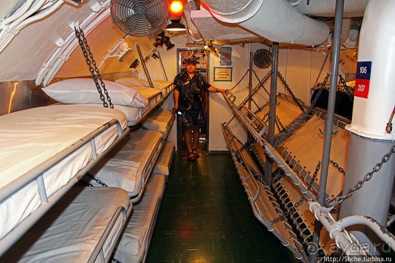 Осмотр подводной лодки USS Bowfin (SS-287) в Перл-Харбор