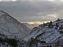 Суровые пейзажи северовосточной Юты. Зимой по штату на авто