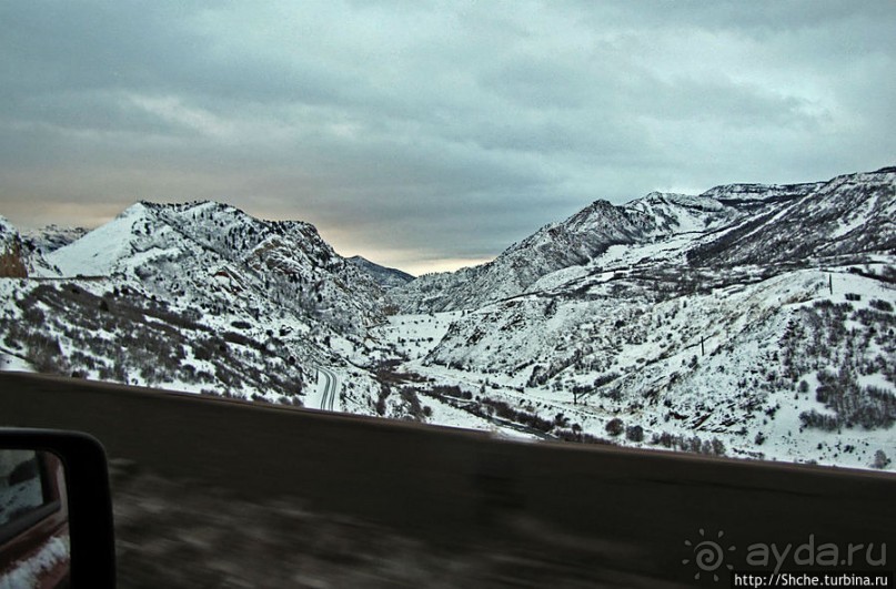 Суровые пейзажи северовосточной Юты. Зимой по штату на авто