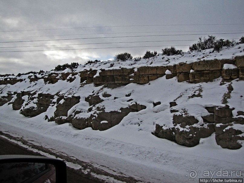 Суровые пейзажи северовосточной Юты. Зимой по штату на авто