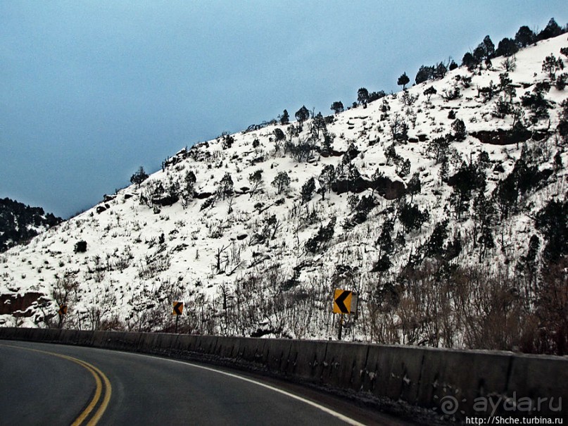 Суровые пейзажи северовосточной Юты. Зимой по штату на авто