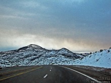 Суровые пейзажи северовосточной Юты. Зимой по штату на авто