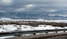 Суровые пейзажи северовосточной Юты. Зимой по штату на авто