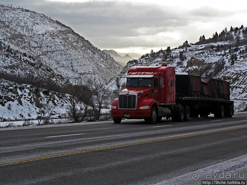 Суровые пейзажи северовосточной Юты. Зимой по штату на авто
