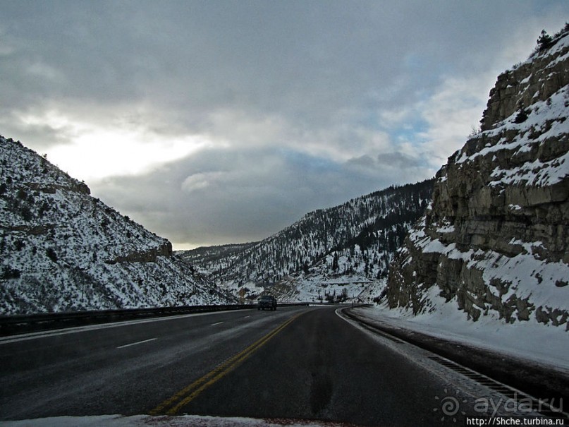 Суровые пейзажи северовосточной Юты. Зимой по штату на авто