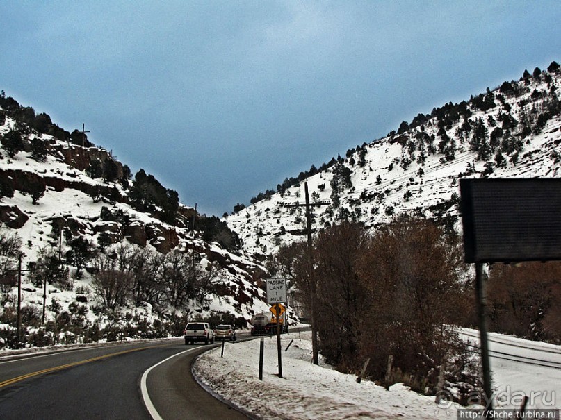 Суровые пейзажи северовосточной Юты. Зимой по штату на авто